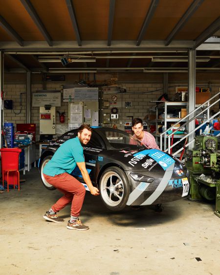 Die Studenten Ludwig Streller und Fabian Menz von der TUfast Eco mit einem von Ihnen gebauten Auto