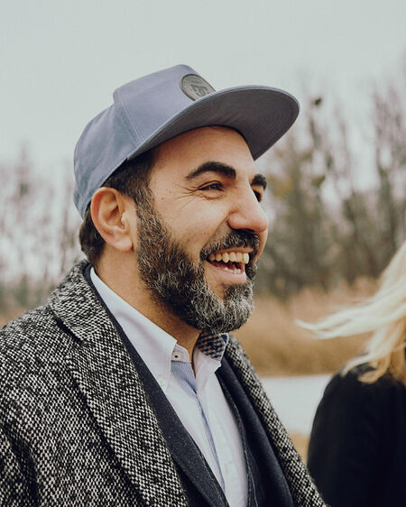 Schauspieler Adnan Maral und Ehefrau Franziska in herbstlicher Natur am Ammersee