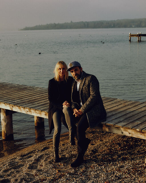 Franziska und Adnan Maral sitzen auf Holzsteg am Ammersee
