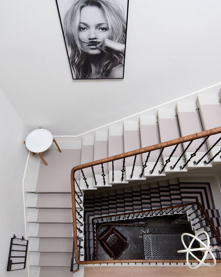 Treppenaufgang mit Schwarz-Weiß-Bild von Kate Moss an der Wand