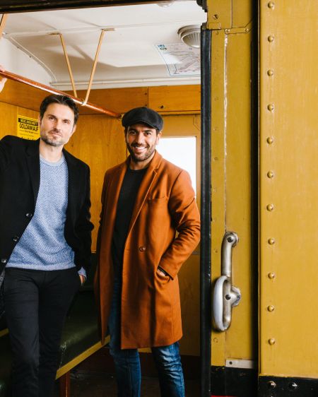 Elyas M'Barek und Simon Verhoeven stehen in alter U-Bahn im Verkehrszentrum des Deutschen Museums München