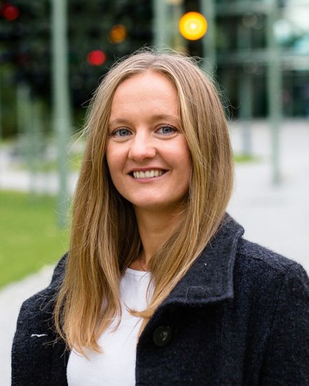 Aldijana Parlic im Interview vor der SWM Zentrale