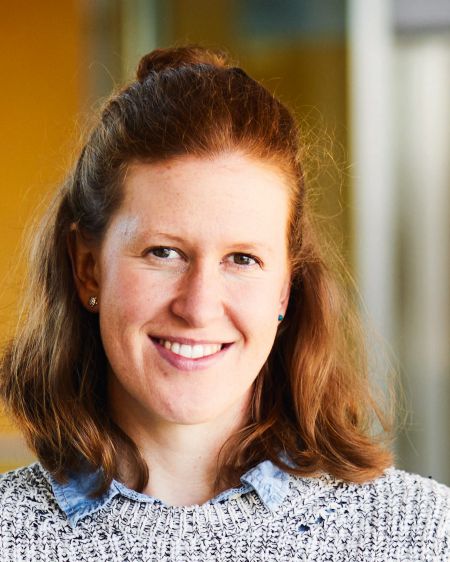 SWM-Werkstudentin Sarah W. im Forum der Zentrale der Stadtwerke München