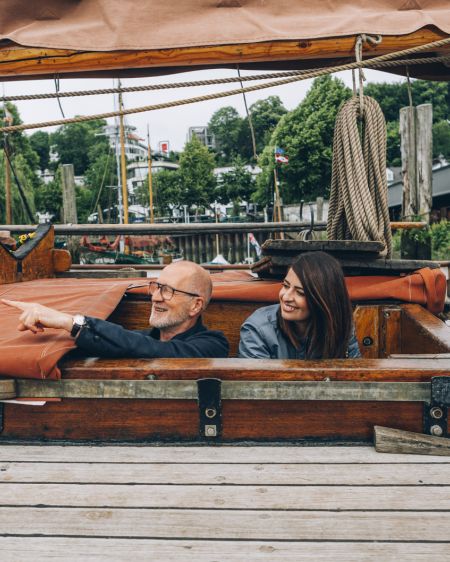 Linda Zervakis und Peter Lohmeyer auf einem alten Segelschiff im Museumshaven Oevelgönne