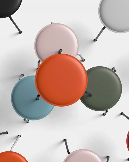 Blick von oben auf mehrere bunte Linoleum-Hocker