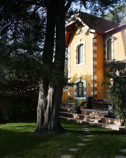 Alte Villa mit Garten, Terrasse und Baum