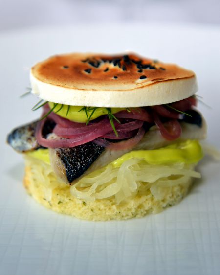 Gourmet-Fischbroetchen auf weißem Teller