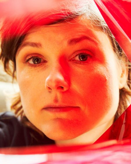 Tina Lorenz schaut durch rote Folie