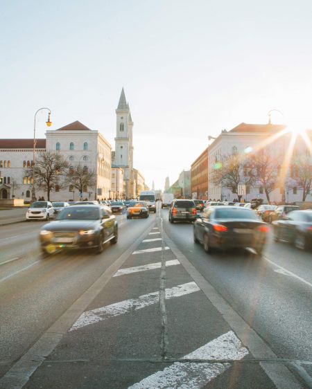 Fahrende Autos im Feierabendverkehr auf Ludwigstraße in München