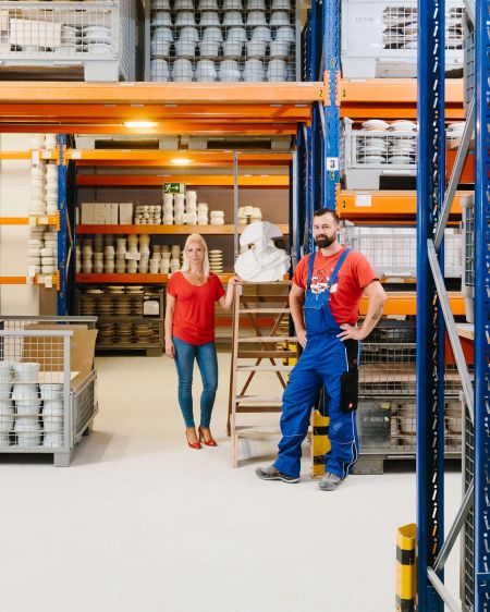 Mitarbeiter KPM Berlin in Lager