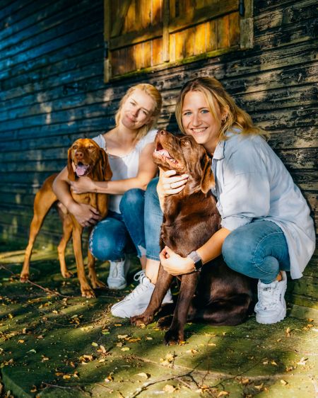 Miriam mit Hund Peanut und Viviane mit Hund Cooper