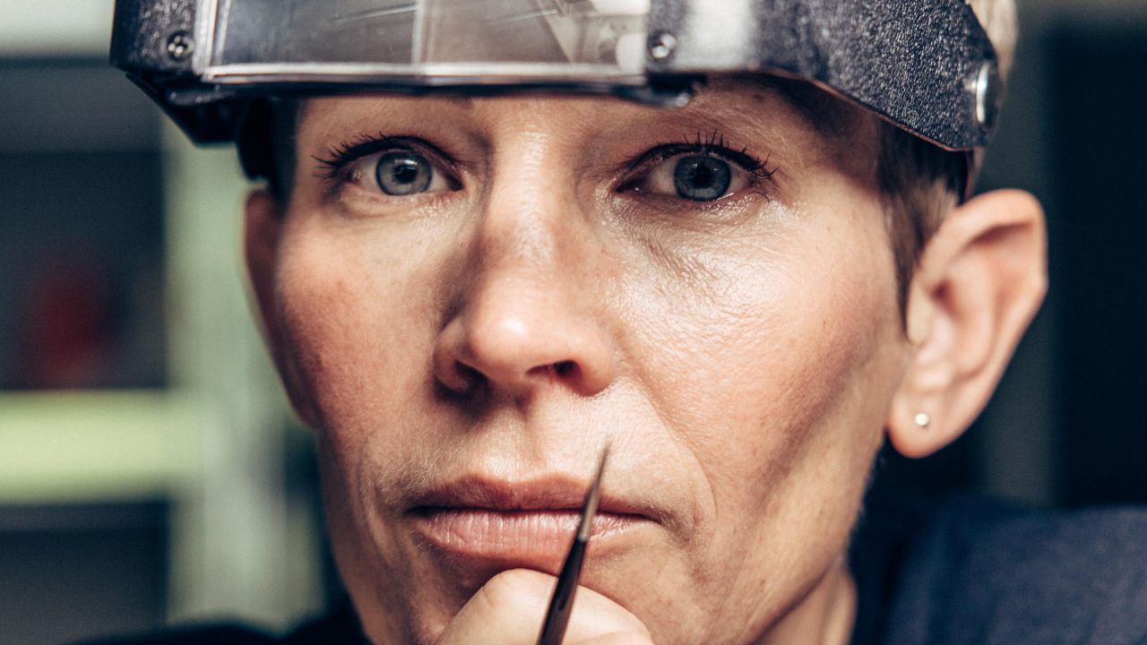 Portrait photo of a restorer at KPM Berlin Portrait photo of a restorer at KPM Berlin