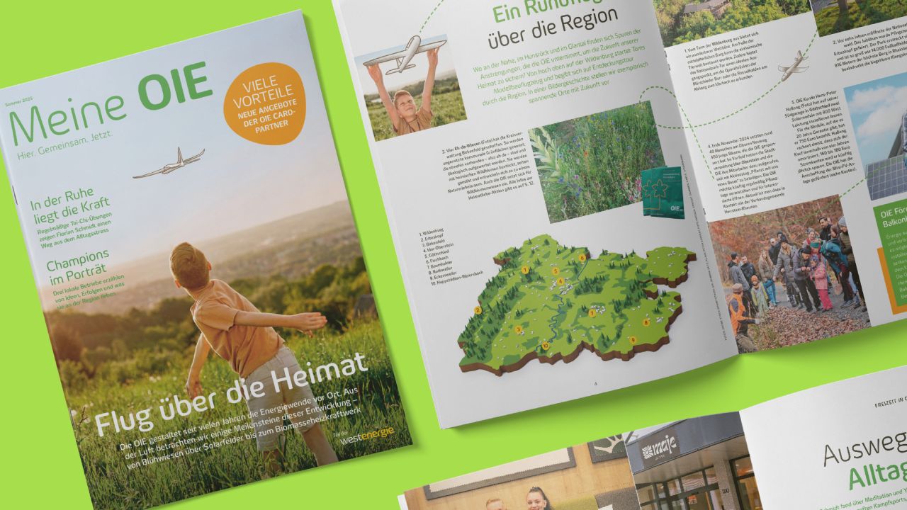 Zwei Exemplare des Print-Kundenmagazins "Meine OIE", die das Cover und eine Inhaltsseite mit einer Landkarte der Region zeigen. Zwei Exemplare des Print-Kundenmagazins "Meine OIE", die das Cover und eine Inhaltsseite mit einer Landkarte der Region zeigen.