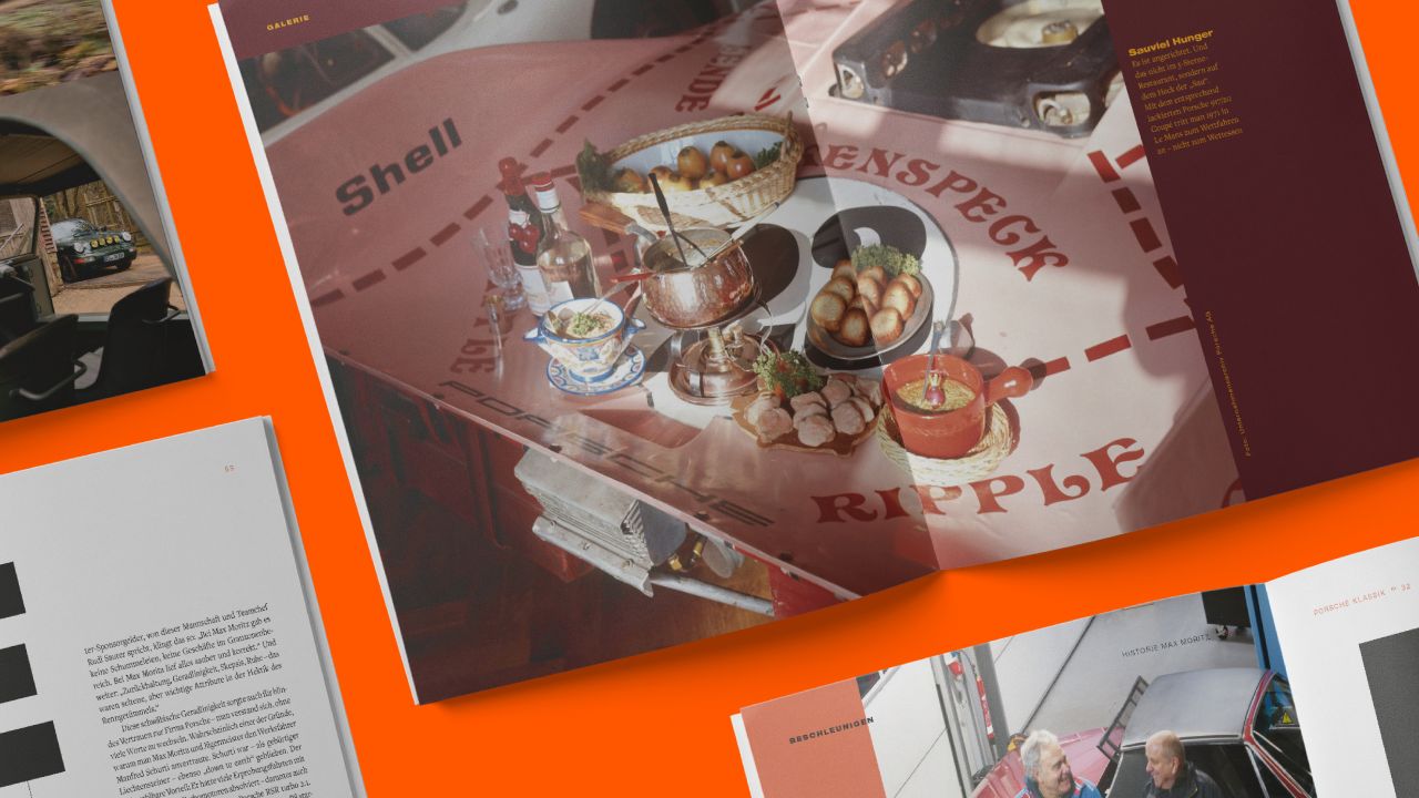 Zwei Doppelseiten des PORSCHE KLASSIK Magazins auf orangefarbenem Hintergrund Zwei Doppelseiten des PORSCHE KLASSIK Magazins auf orangefarbenem Hintergrund