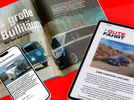 Aufgeschlagene Doppelseite der Autofachzeitschrift "Gute Fahrt", Tablet mit Startseite der Gute Fahrt Website und Smartphone mit Online-Artikel auf rotem Hintergrund