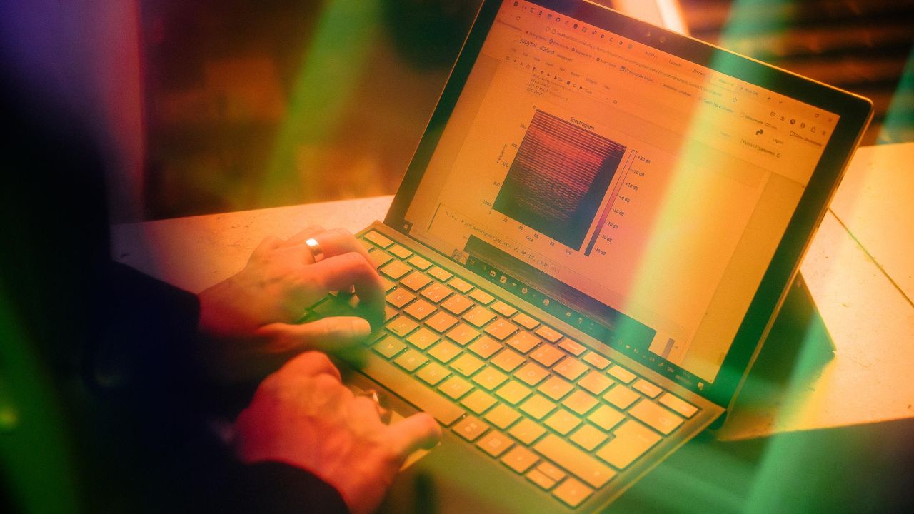 Detailaufnahme von Händen, die auf einem Laptop tippen Detailaufnahme von Händen, die auf einem Laptop tippen