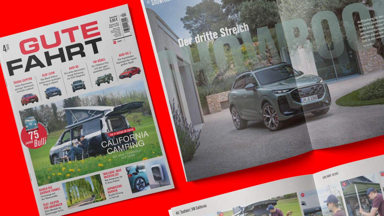 Cover und aufgeschlagene Exemplare des GUTE FAHRT Print-Magazins aus der Vogelperspektive